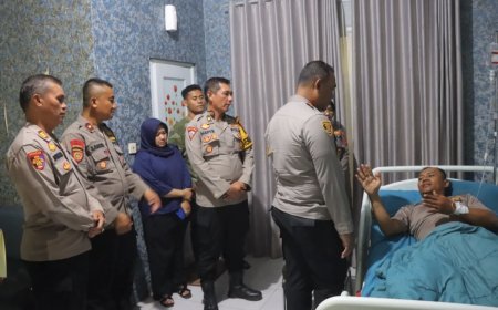 Anggota Polres yang terluka akibat pengamanan ujuk rasa di besuk Kapolreta Bandar Lampung