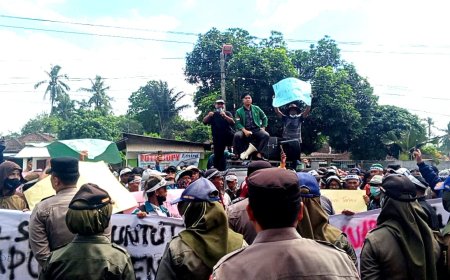 Ribuan Warga Way Terusan Demo di Kantor Bupati Lamteng, Desak Status Desa Definitif Segera Disahkan