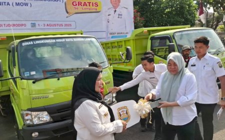 Wali Kota Bandar Lampung Hj. Eva Dwiana Serahkan 3 Truk Sampah Baru ke DLH untuk Tingkatkan Kebersihan Kota.