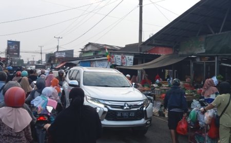 Semrautnya Pasar Way Kandis Mengakibatkan Kemacetan