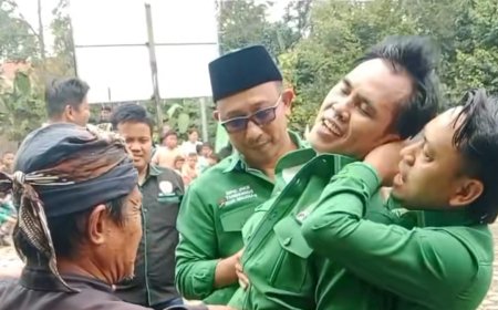 ANGGOTA DPRD TANGGAMUS KERASUKAN SAAT TAMPIL JARAN KEPANG DI ACARA HARLAH PKB ke-27