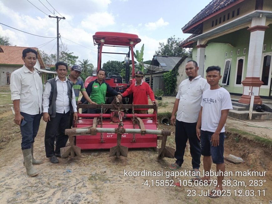 PPL Kecamatan Way Serdang Kabupaten Mesuji Tinjau Kondisi Traktor di Desa Labuhan Makmur