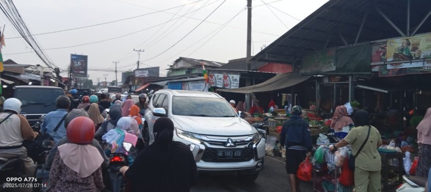 Semrautnya Pasar Way Kandis Mengakibatkan Kemacetan