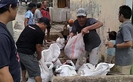 GRIB DPC KOTA BANDAR LAMPUNG GELAR GOTONG ROYONG BERSIHKAN GORONG-GORONG DAN PASANG BENDERA SAMBUT HUT RI KE-80.