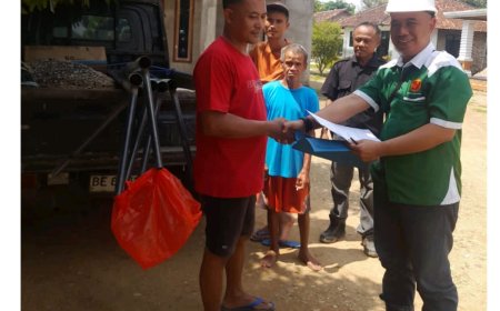 PT. Cahya Bagus Mandiri (CBM) memberikan bantuan untuk Penerangan Jalan desa Rejomulyo