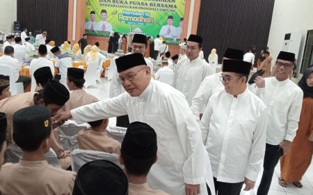 Ketua  DPD GOLKAR LAMPUNG  Hanan A Rozak Buka Bersama  Sekaligus Pengurus dan Memberikan Santunan
