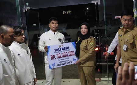 Wali Kota Bandar Lampung, Hj. Eva Dwiana memberikan apresiasi dan bonus kepada para atlet muda asal Kota Bandar Lampung