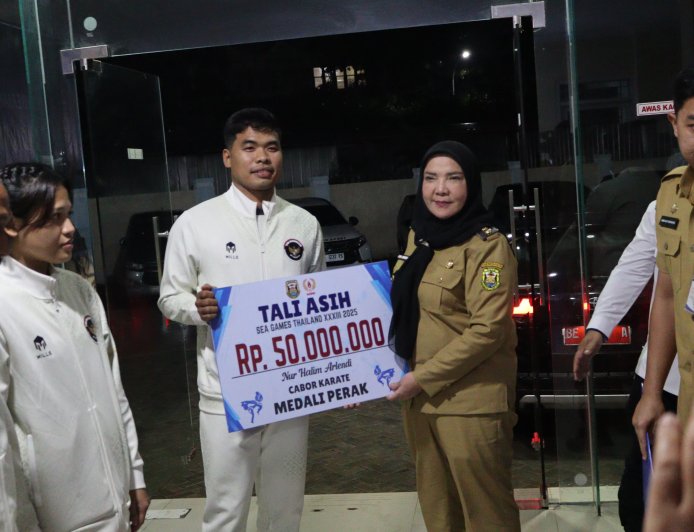Wali Kota Bandar Lampung, Hj. Eva Dwiana memberikan apresiasi dan bonus kepada para atlet muda asal Kota Bandar Lampung