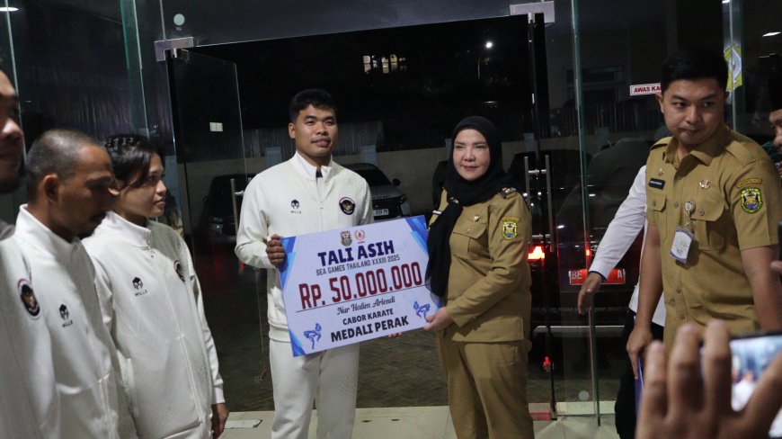 Wali Kota Bandar Lampung, Hj. Eva Dwiana memberikan apresiasi dan bonus kepada para atlet muda asal Kota Bandar Lampung