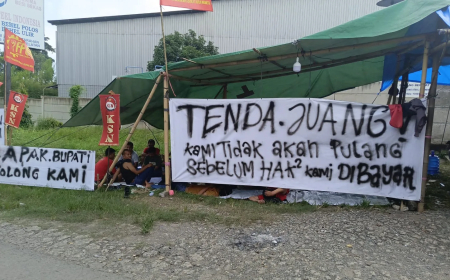 AKSI UNJUK RASA OLEH SERIKAT BURUH SANXIONG STEEL (SBSX)  FEDERASI PERGERAKAN SERIKAT BURUH INDONESIA (FPSBI) DI  KANTOR BUPATI LAMSEL.