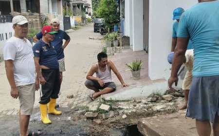 Warga RT 15 Puri Tirtayasa  indah Sukabumi Indah Gotong Royong Bersihkan Saluran Air dan Perbaiki Gorong-Gorong