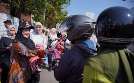 Sambut HUT ke-81 RI, Eva Dwiana Bagikan 10 Ribu Bendera Merah Putih kepada Warga Bandar Lampung