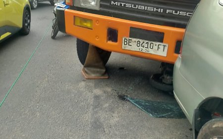 Rem Blong, Damtruk Hantam Dua Motor dan Mobil Kijang Innova di Jalan Pramuka Bandar Lampung