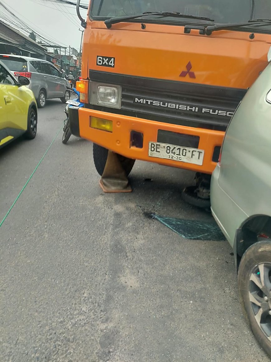 Rem Blong, Damtruk Hantam Dua Motor dan Mobil Kijang Innova di Jalan Pramuka Bandar Lampung
